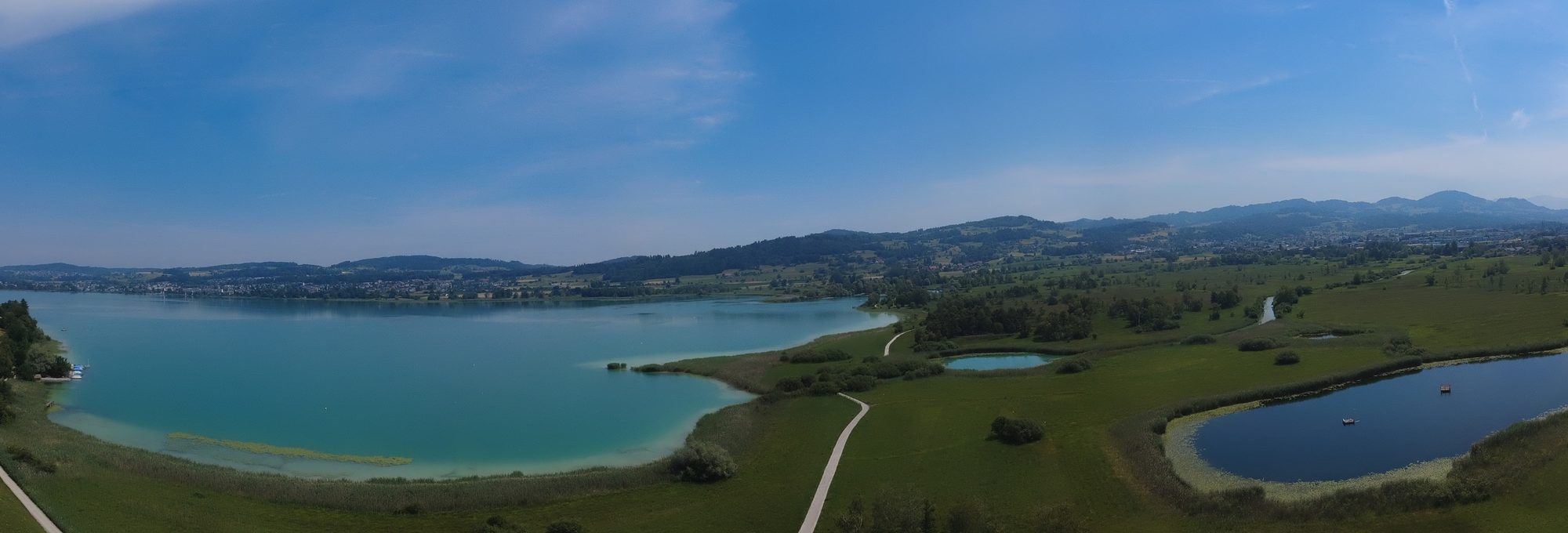 Der Pf&auml;ffikersee mit schilfges&auml;umten Buchten aus der Luft