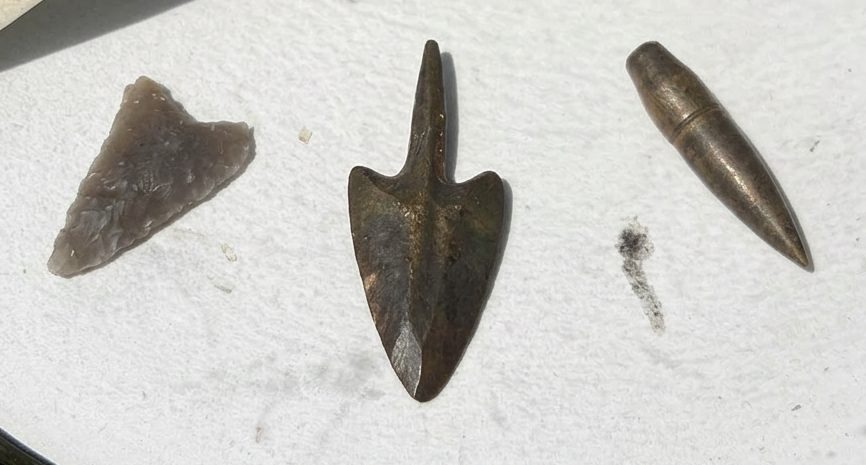 Pfeilspitzen aus Feuerstein und Bronze nebeneinander