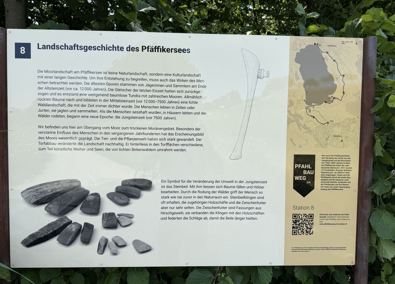 Infotafel Landschaftsgeschichte des Pf&auml;ffikersees mit Steinbeil und &Uuml;bersichtskarte